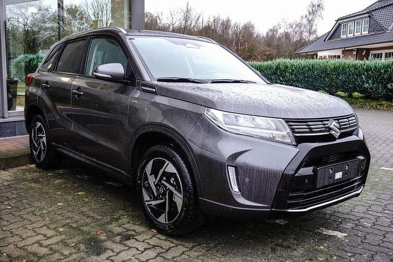 Grau Neu 2025 Suzuki Vitara Comfort+ SUV | 29.980 € (Etwas zu teuer) - Bild 1/4