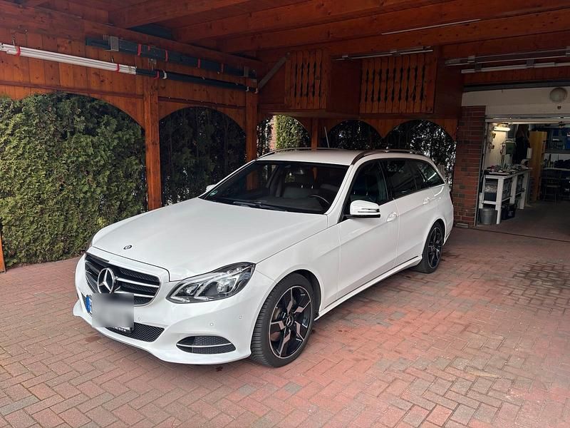 Weiß Gebraucht 2015 Mercedes E250 Kombi | 18.600 € (Guter Preis) - Bild 1/4