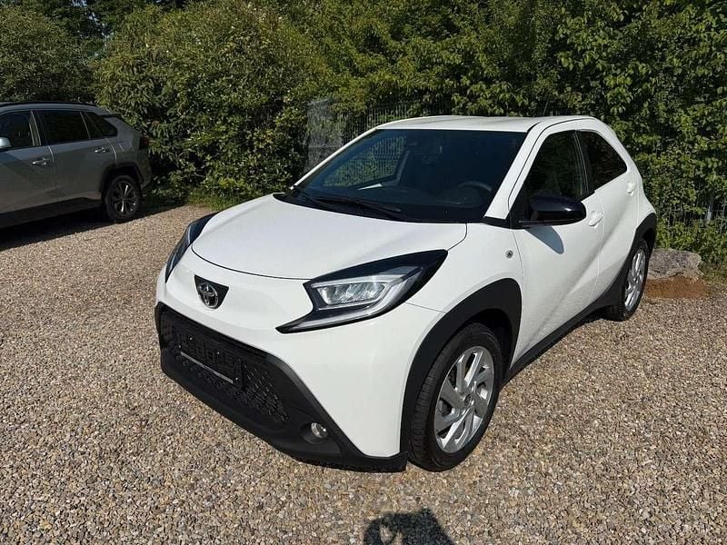 040 schneeweiß Gebraucht 2024 Toyota Aygo Comfort Kleinwagen | 16.750 € (Guter Preis) - Bild 1/4