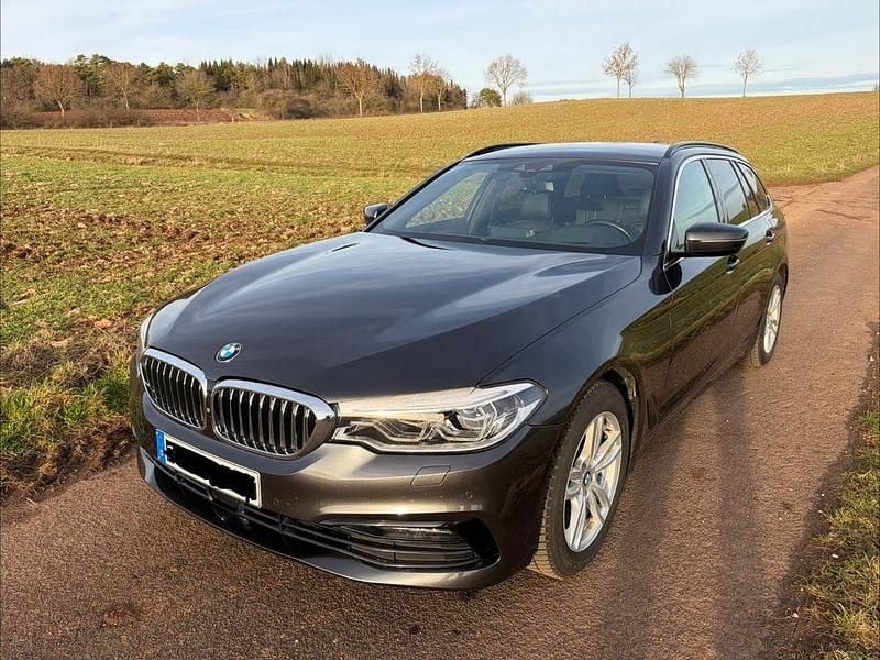 Grau Gebraucht 2019 BMW 530 Luxury Line Kombi | 29.980 € (Superpreis) - Bild 1/4