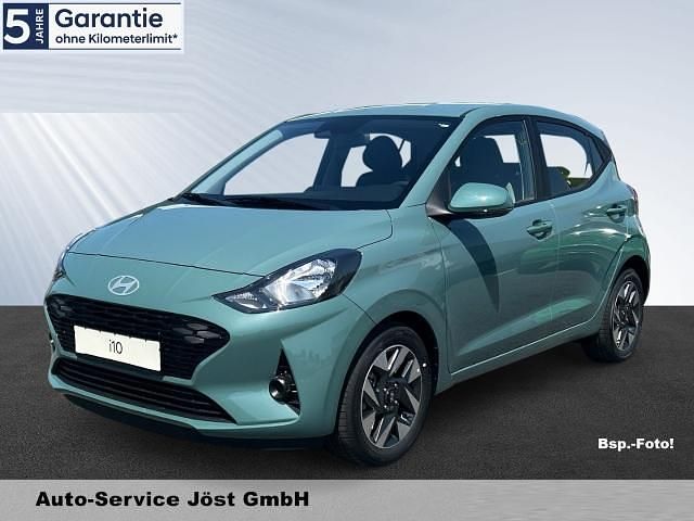 Gruen Gebraucht 2023 Hyundai i10 Trend Kleinwagen | 14.490 € (Fairer Preis) - Bild 1/4