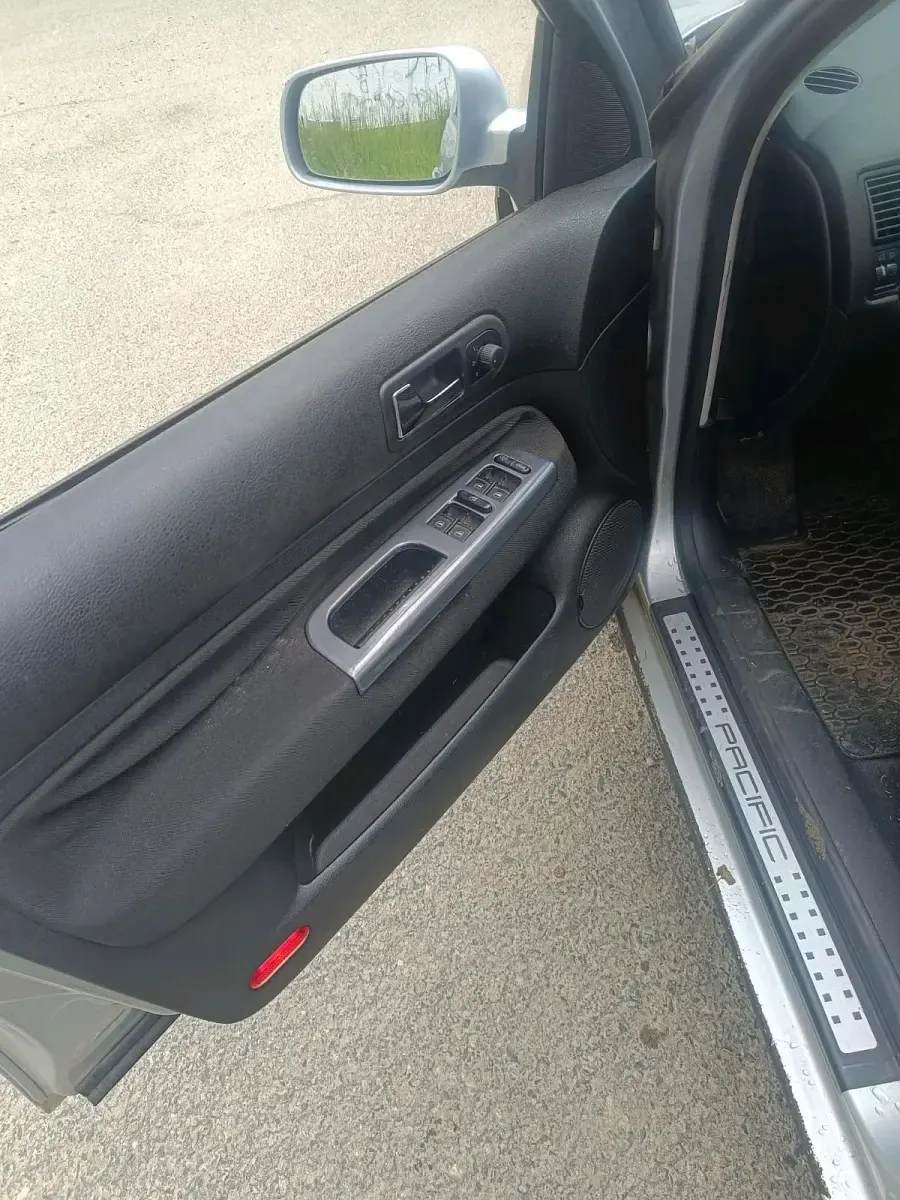 Second-hand VW Golf IV 75 CP (55 kW) 2003 Argintiu Hatchback