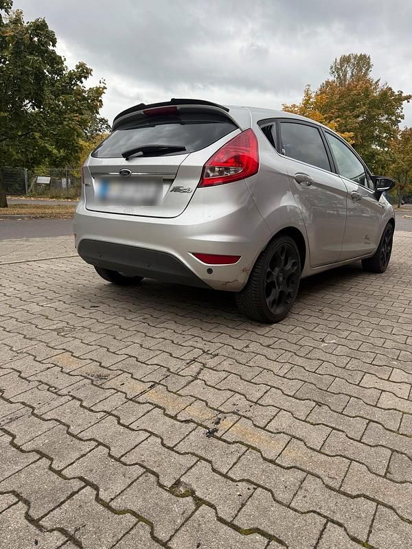 Grau Gebraucht 2009 Ford Fiesta Kleinwagen | 3.500 € (Fairer Preis) - Bild 1/4