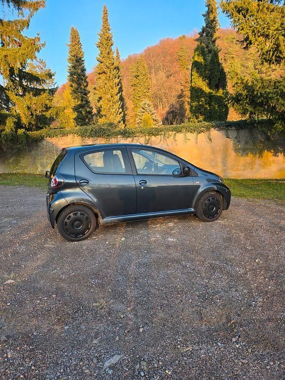 Grau Gebraucht 2009 Toyota Aygo Kleinwagen | 2.400 € (Fairer Preis) - Bild 1/4