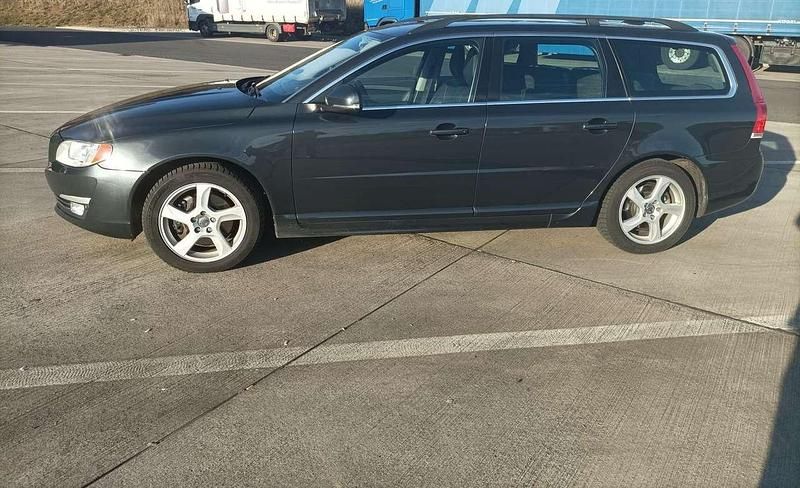 Grau Gebraucht 2013 Volvo V70 Momentum Kombi | 9.970 € (Fairer Preis) - Bild 1/4