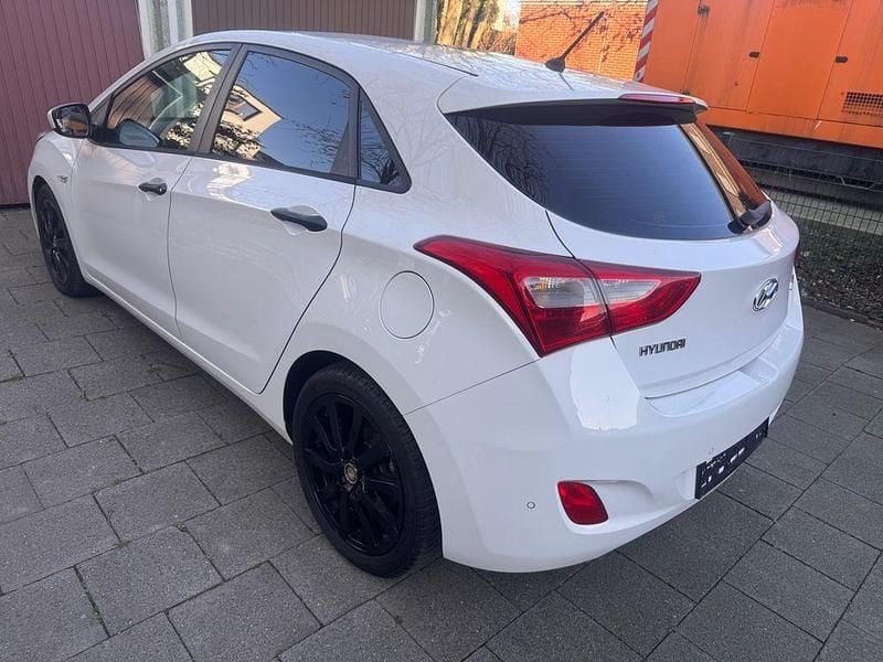 Gebraucht Hyundai i30 Trend 99 PS (72 kW) 2014 Weiß Limousine