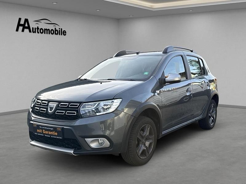 Grau Gebraucht 2018 Dacia Sandero Stepway SUV | 10.490 € - Bild 1/4
