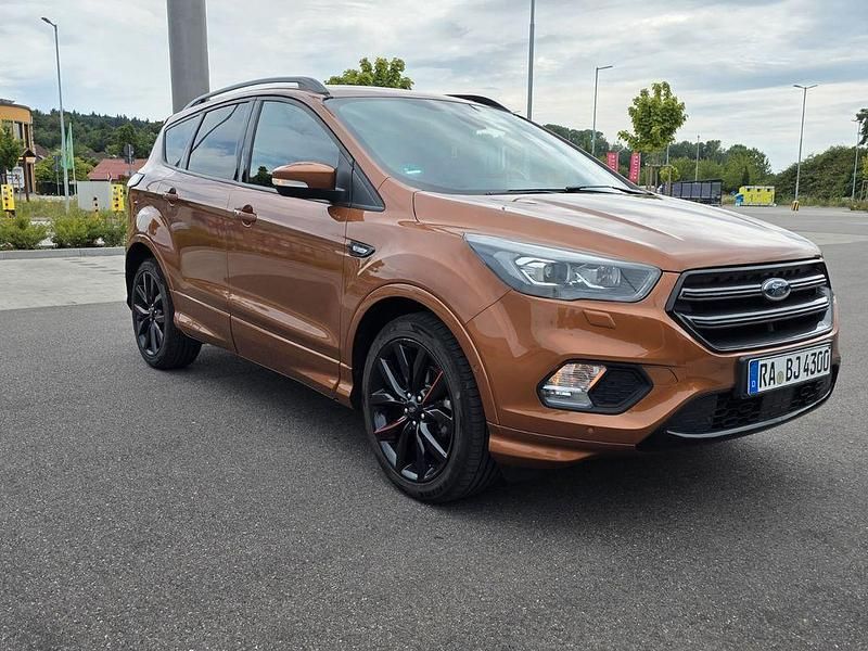 Braun Gebraucht 2018 Ford Kuga ST-Line SUV | 15.870 € (Etwas zu teuer) - Bild 1/4