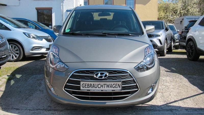 Gebraucht Hyundai i20 Space Plus 125 PS (91 kW) 2018 Grau Van / Kleinbus