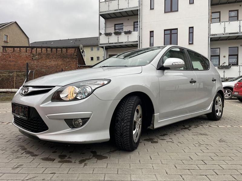 Gebraucht Hyundai i30 Classic 109 PS (80 kW) 2012 Silber Limousine