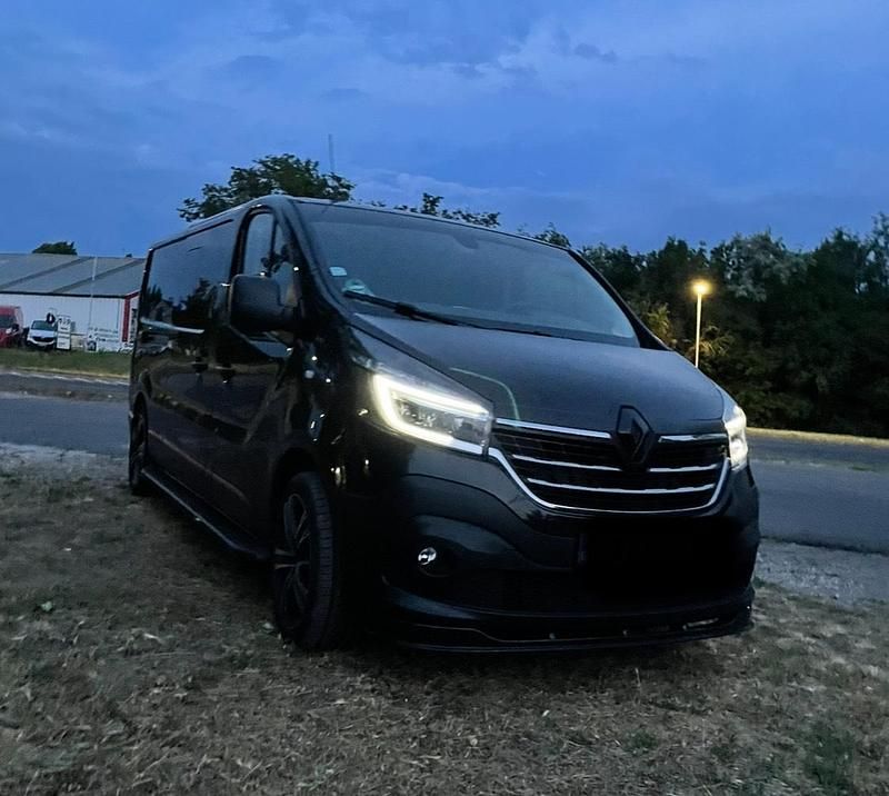 Second-hand Renault Trafic 150 CP (110 kW) 2021 Negru Monovolum