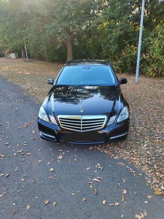 Schwarz Gebraucht 2011 Mercedes E200 Avantgarde Limousine | 13.290 € (Etwas zu teuer) - Bild 1/4