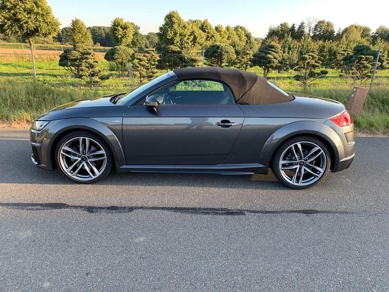Grau Gebraucht 2020 Audi TT Roadster Comfort Cabrio | 28.900 € (Fairer Preis) - Bild 1/4