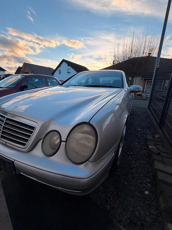 Gebraucht Mercedes CLK230 197 PS (144 kW) 2000 Silber Coupé