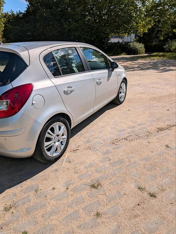 Gebraucht Opel Corsa Innovation 87 PS (63 kW) 2010 Silber Kleinwagen