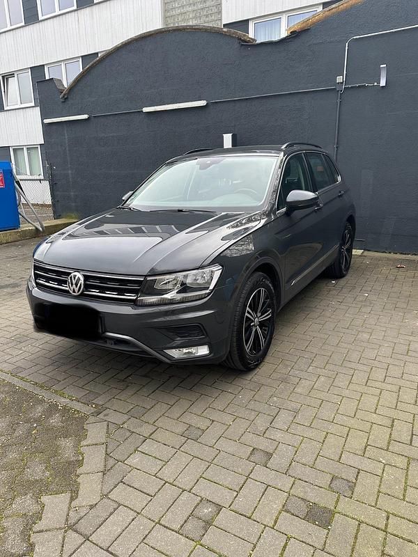 Grau Gebraucht 2016 VW Tiguan SUV | 14.800 € (Fairer Preis) - Bild 1/4