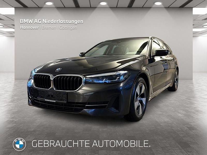 Grau Gebraucht 2021 BMW 520 Sport Line Kombi | 28.802 € (Fairer Preis) - Bild 1/4