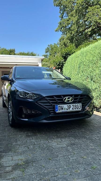 Grau Gebraucht 2022 Hyundai i30 Pure Limousine | 14.500 € (Superpreis) - Bild 1/4
