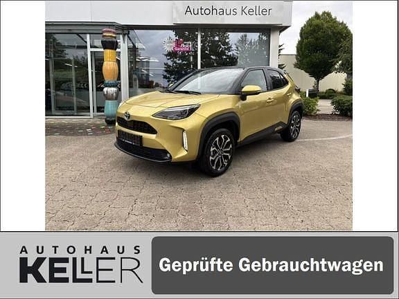 Warm gold metallic Gebraucht 2023 Toyota Yaris Hybrid Connect Style | 23.960 € (Fairer Preis) - Bild 1/4