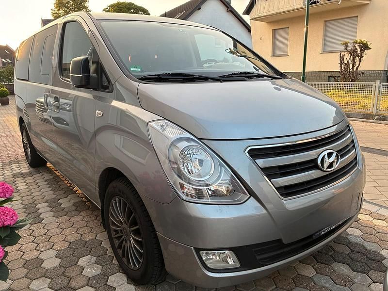 Grau Gebraucht 2017 Hyundai H-1 Van / Kleinbus | 22.900 € - Bild 1/4