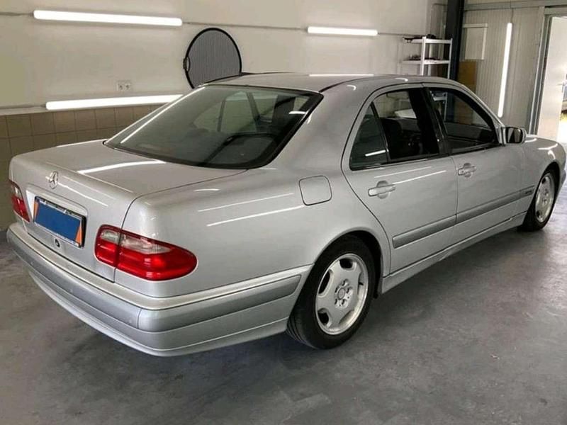 Second-hand Mercedes E200 136 CP (100 kW) 2001 Argintiu Berlinǎ