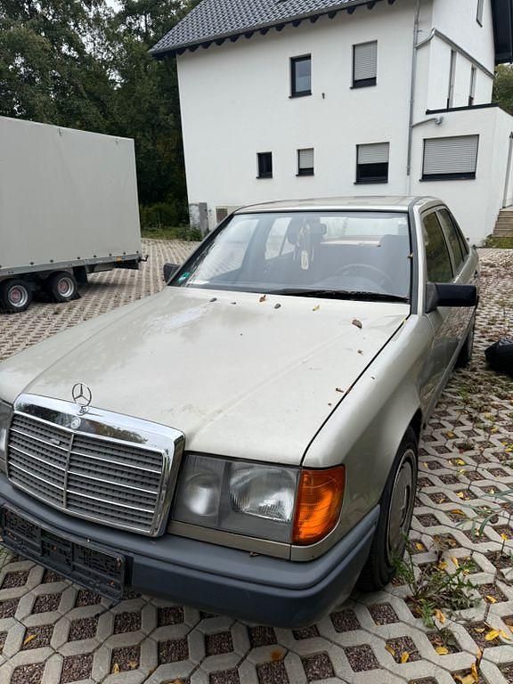 Grau Gebraucht 1987 Mercedes 230 Limousine | 1.800 € - Bild 1/4