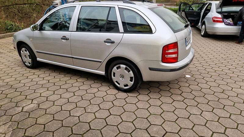 Grau Gebraucht 2005 Skoda Fabia Kombi | 899 € (Guter Preis) - Bild 1/4
