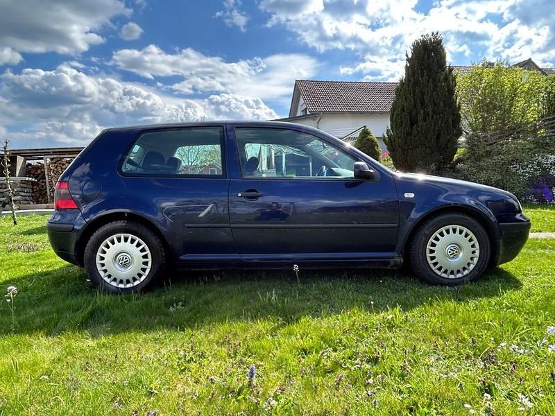 Second-hand VW Golf IV 101 CP (74 kW) 2000 Albastru Berlinǎ