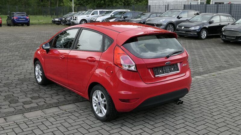 Gebraucht Ford Fiesta Celebration 80 PS (58 kW) 2016 Rot Kleinwagen