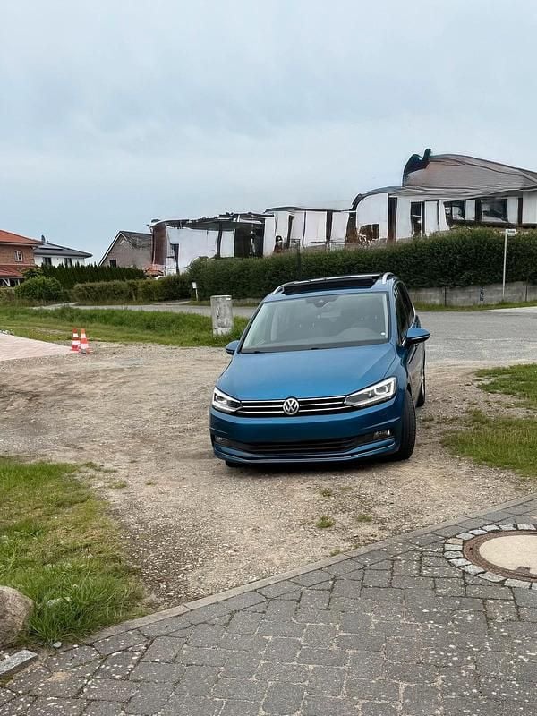 Blau Gebraucht 2017 VW Touran Highline Van / Kleinbus | 14.900 € (Fairer Preis) - Bild 1/4