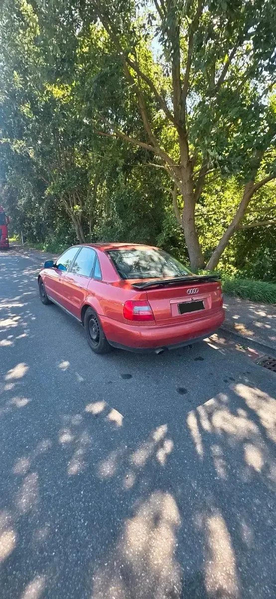 Gebraucht Audi A4 125 PS (91 kW) 1997 Rot Limousine