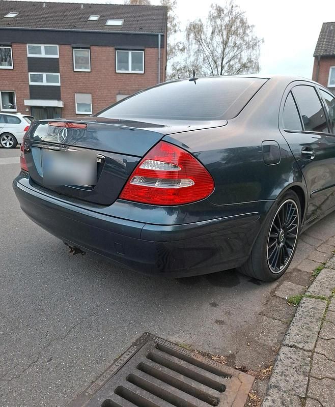Second-hand Mercedes E200 150 CP (110 kW) 2004 Negru Berlinǎ