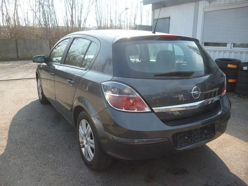 Gebraucht Opel Astra Innovation 90 PS (66 kW) 2009 Grau Limousine