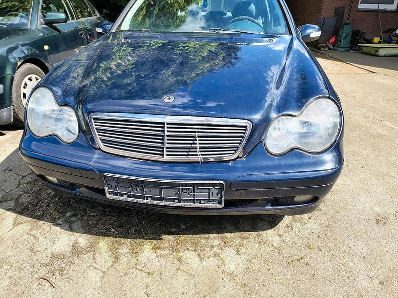 Blau Gebraucht 2000 Mercedes C200 Limousine | 750 € - Bild 1/3