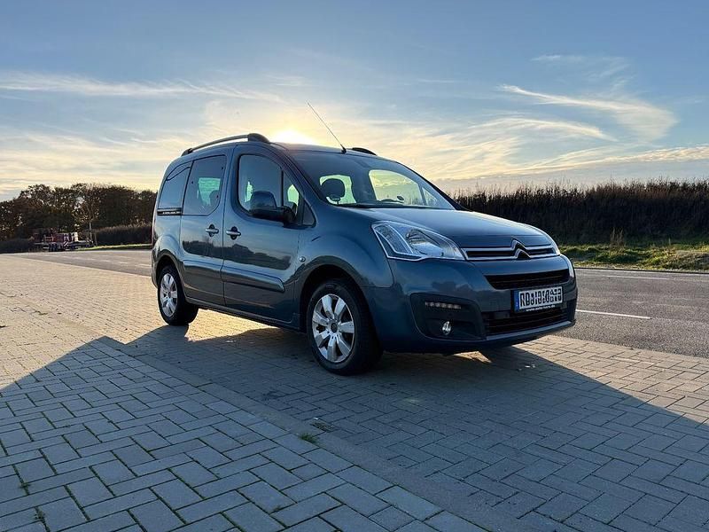 Blau Gebraucht 2016 Citroën Berlingo Van / Kleinbus | 8.900 € (Fairer Preis) - Bild 1/4
