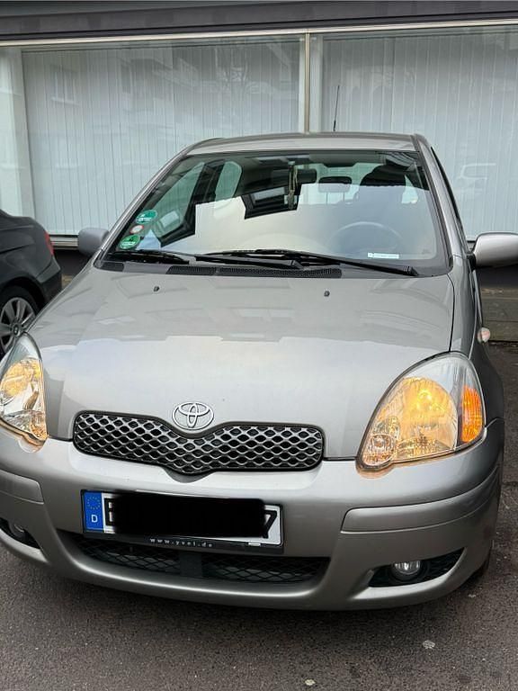 Grau Gebraucht 2005 Toyota Yaris Limousine | 1.990 € (Fairer Preis) - Bild 1/3