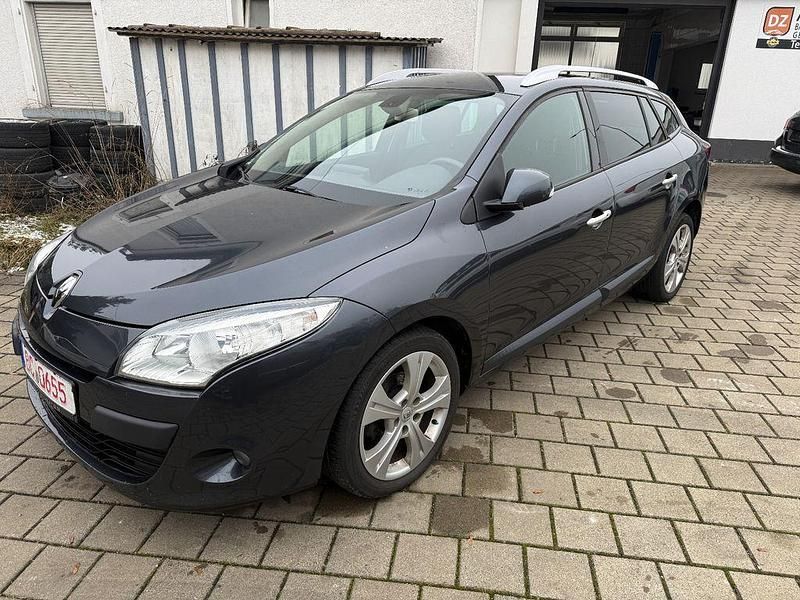 Grau Gebraucht 2011 Renault Mégane III Dynamique Limousine | 3.990 € (Fairer Preis) - Bild 1/4
