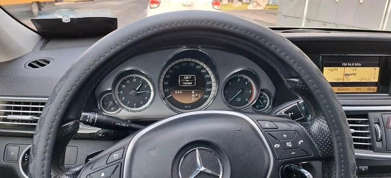 Gebraucht Mercedes E220 170 PS (125 kW) 2012 Grau Limousine