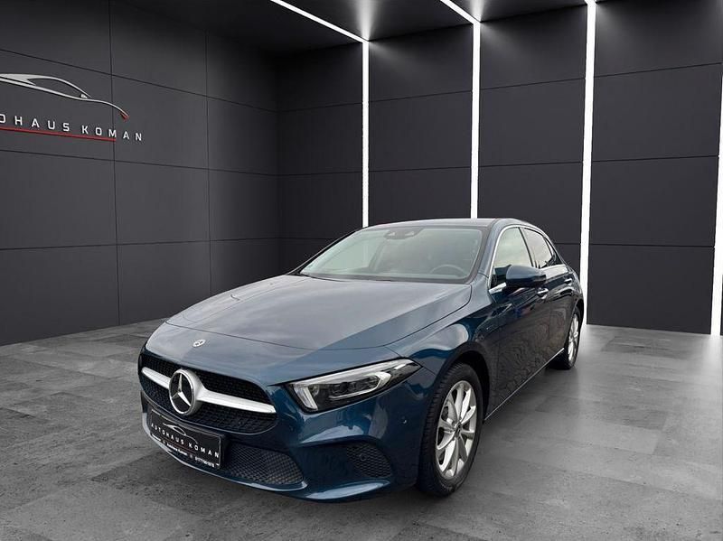 Blau Gebraucht 2020 Mercedes A250 Limousine | 23.300 € (Guter Preis) - Bild 1/4