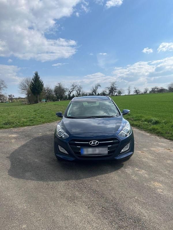 Gebraucht Hyundai i30 Trend 101 PS (74 kW) 2017 Blau Kombi