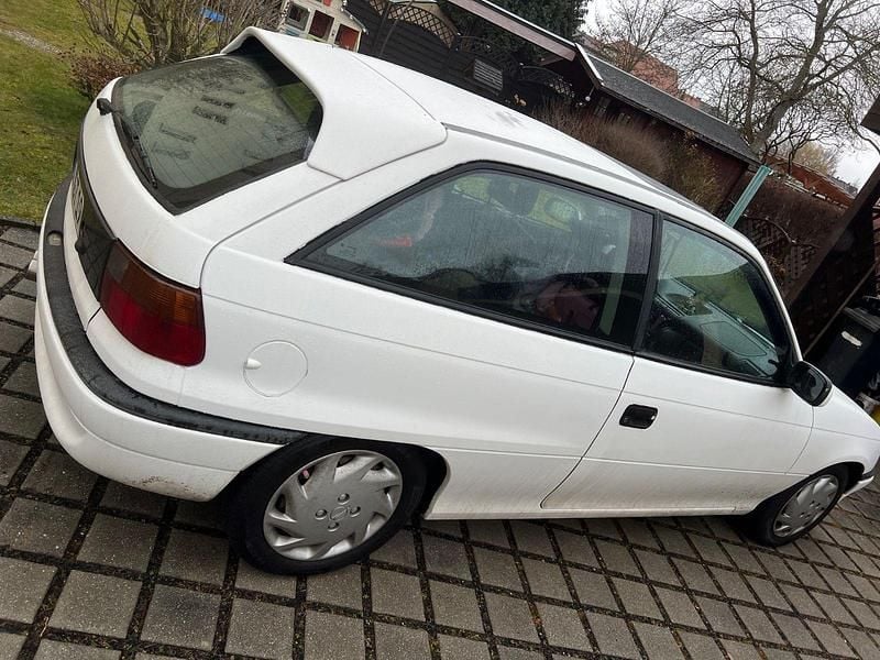 Gebraucht Opel Astra 60 PS (44 kW) 1997 Weiß Limousine