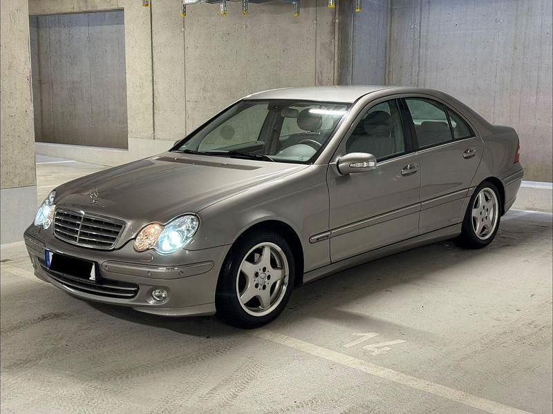 Grau Gebraucht 2004 Mercedes C200 Elegance Limousine | 5.699 € (Etwas zu teuer) - Bild 1/4