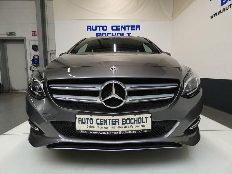 Grau Gebraucht 2018 Mercedes B200 Urban Van / Kleinbus | 17.700 € (Fairer Preis) - Bild 1/4