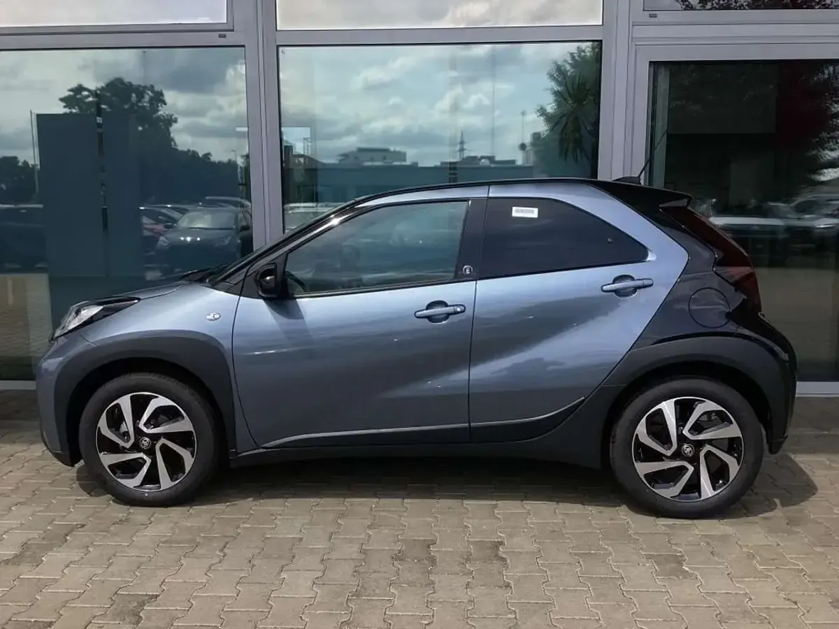 Neu Toyota Aygo X 72 PS (52 kW) 2025 Grau SUV