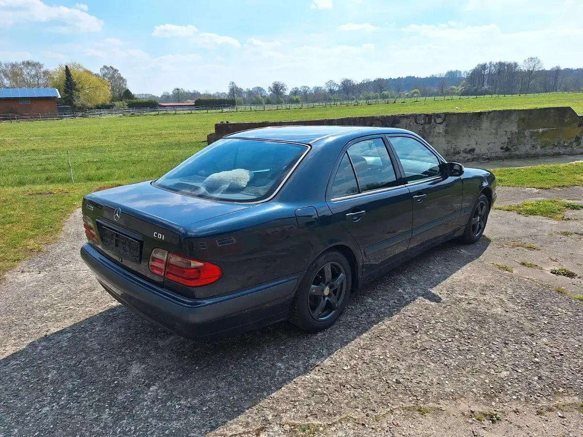 Gebraucht Mercedes E220 143 PS (105 kW) 2001 Blau Limousine