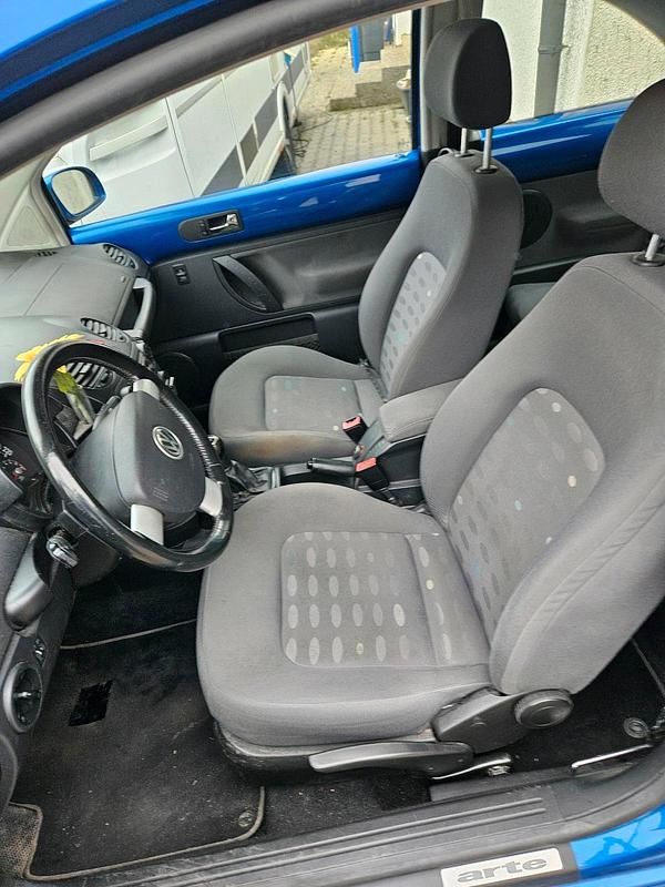 Gebraucht VW New Beetle 105 PS (77 kW) 2004 Blau Kleinwagen
