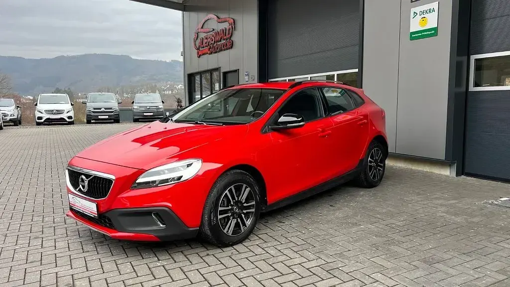Gebraucht Volvo V40 CC Momentum 190 PS (139 kW) 2016 Rot Kombi