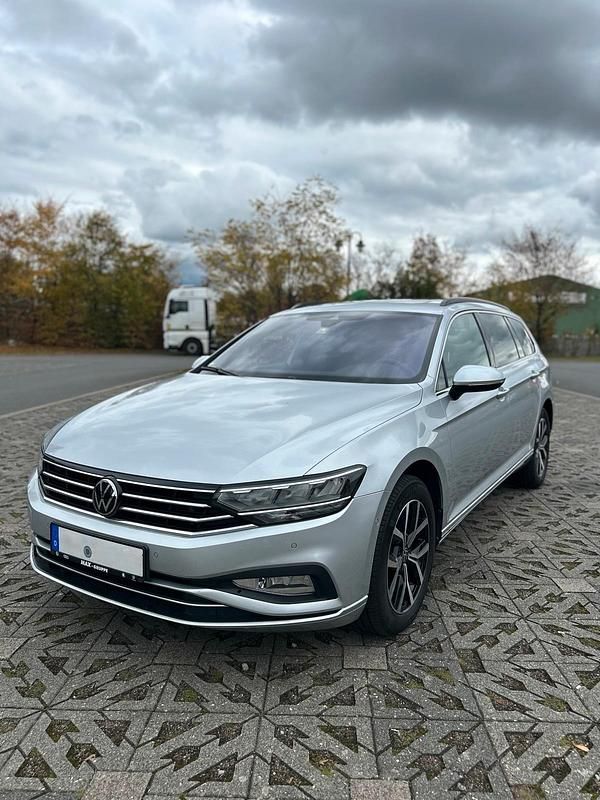 Silber Gebraucht 2021 VW Passat Business Kombi | 18.449 € (Superpreis) - Bild 1/4