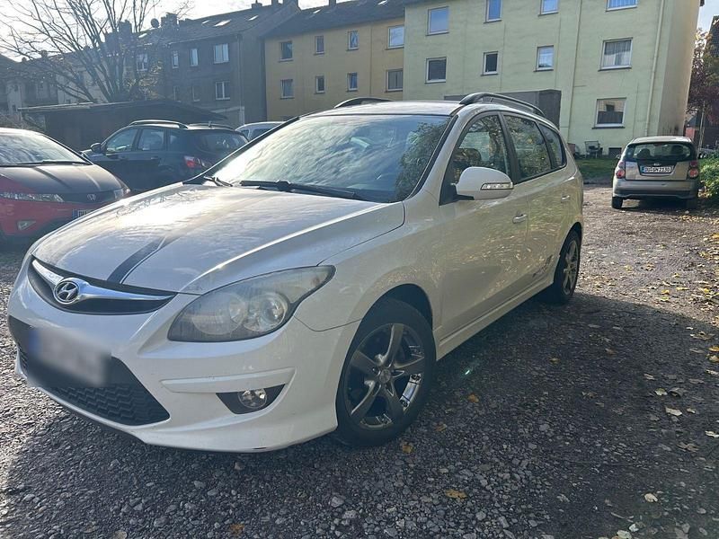 Weiß Gebraucht 2011 Hyundai i30 Edition Kombi | 2.499 € (Guter Preis) - Bild 1/4