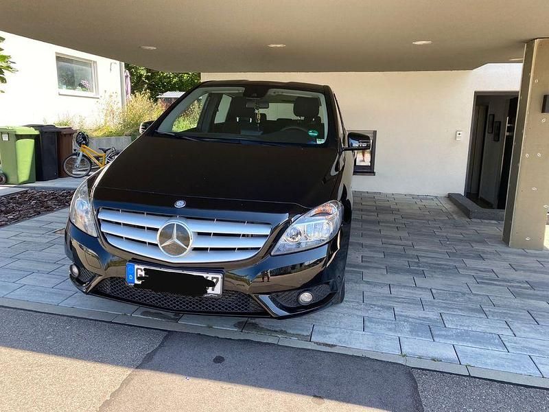 Schwarz Gebraucht 2012 Mercedes B200 Van / Kleinbus | 9.400 € (Guter Preis) - Bild 1/4